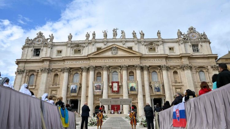 Photos from Vatican News’s post